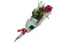 1 szál pink rózsa d íszítve, díszpapírban