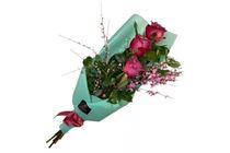 3 szál pink rózsa díszítve, díszpapírban