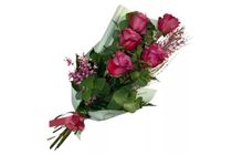 5 szál pink rózsa díszítve, díszpapírba csomagolva