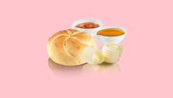 Semmel mit Honig und Butter
