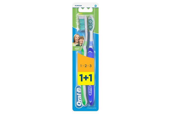 Oral-B 3 Effect Medium Manuális Fogkefe, 2 Db