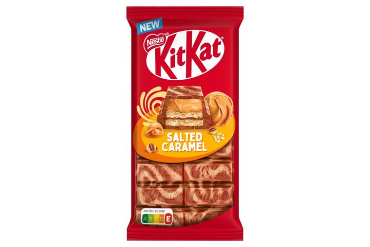 KitKat ropogós ostya sóskaramellízű krémmel karamellízű tejcsokoládéban és fehér bevonóban 99 g