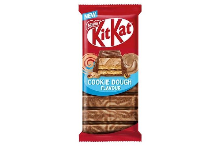 KitKat ropogós ostya süteményízű krémmel süteményízű tejcsokoládéban és fehér bevonóban 99 g