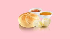 Semmel mit Marmelade und Butter