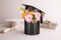 Ballagási virágbox színes virágokkal 🎓 (14 cm)