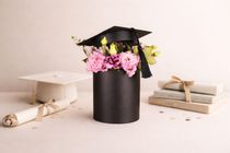 Ballagási virágbox színes virágokkal 🎓 (12cm)