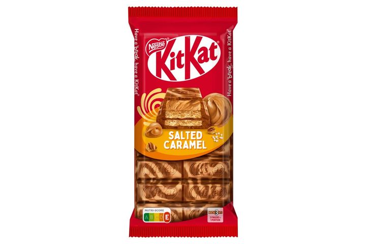 KitKat ropogós ostya sóskaramellízű krémmel karamellízű tejcsokoládéban és fehér bevonóban 99 g