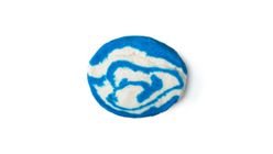 Bubble Bar mit blauem Himmel und flauschigen weißen Wolken